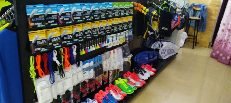 Các sản phẩm được trưng bày tại Shop cầu lông VNB Quận 7. Ảnh: Internet.