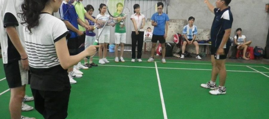 Tập cầu lông cơ bản là khâu quan trọng để tránh sai tư thế về sau. Ảnh: Internet.